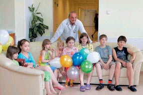 Профессор А. С. Иванов с детьми в Российском научном центре хирургии РАМН (благотворительная программа компании ТТК «Детские сердца ТТК»)