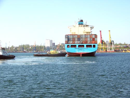 Лоцманские катера разворачивают судно при входе в порт